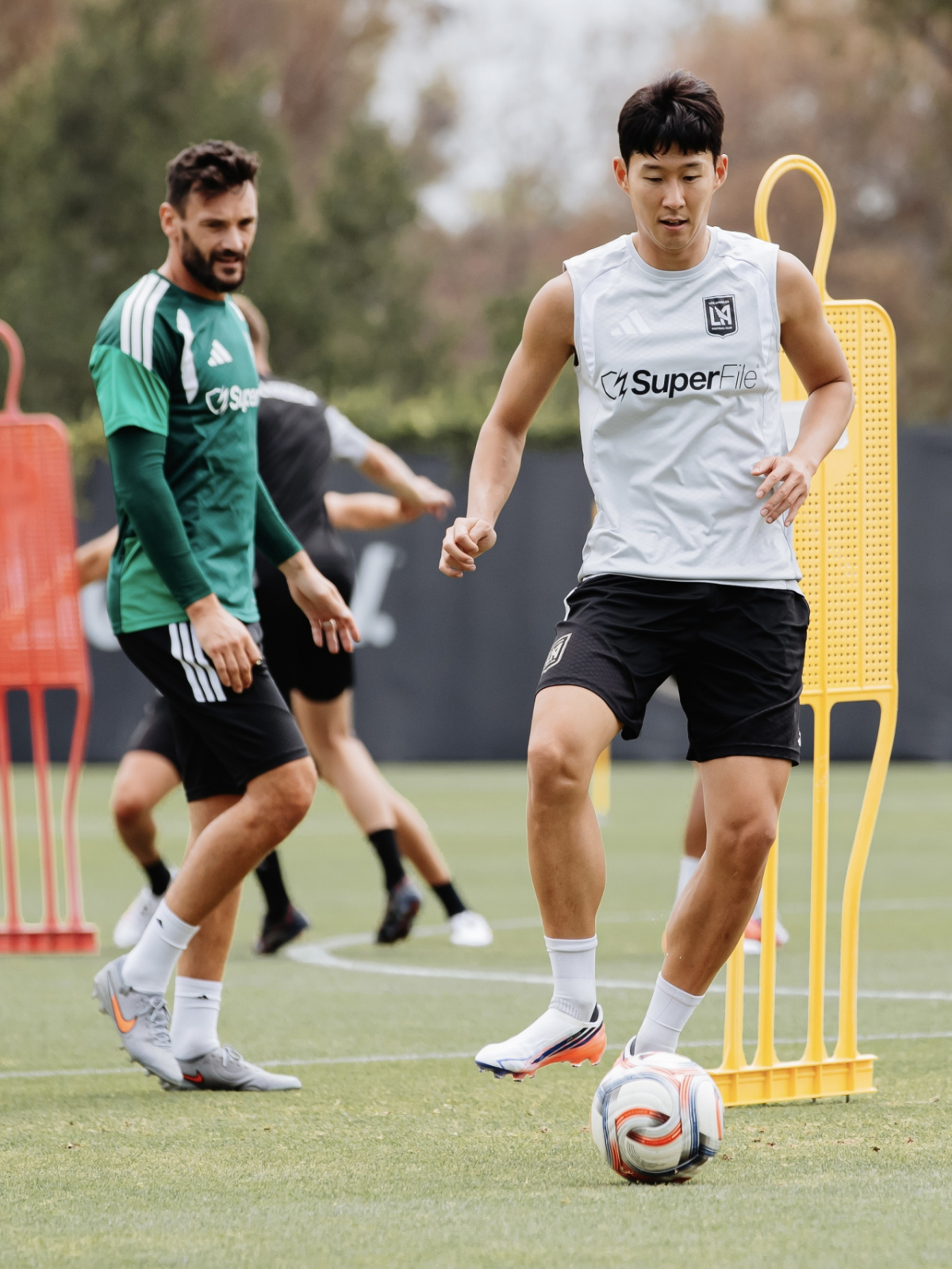LAFC 공식 훈련에 참가한 손흥민(오른쪽)을 바라보는 위고 요리스. /사진=LAFC 공식 사회관계망서비스(SNS)