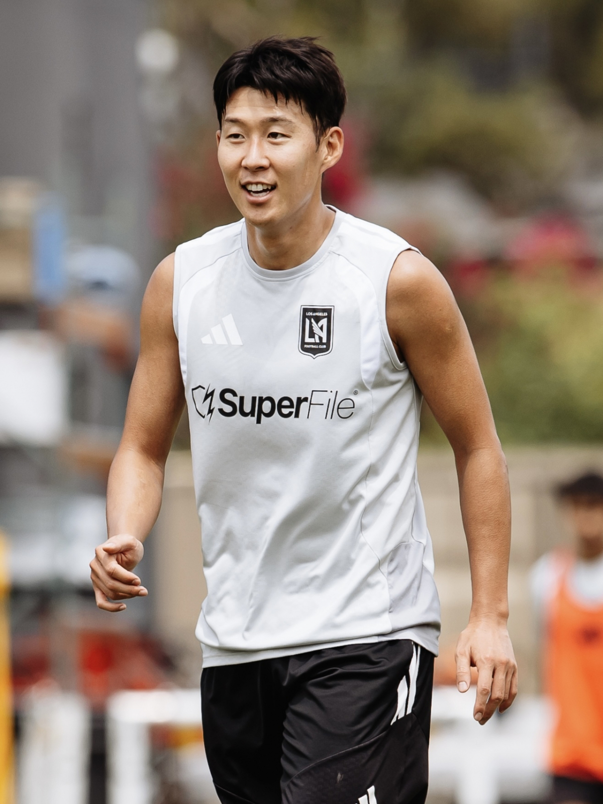 손흥민이 LAFC 공식 훈련 중 미소짓고 있다. /사진=LAFC 공식 사회관계망서비스(SNS)