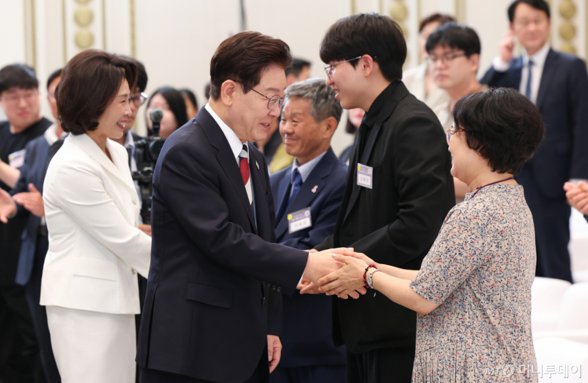[서울=뉴시스] 조성봉 기자 = 이재명 대통령과 김혜경 여사가 17일 청와대 영빈관에서 열린 '빛의 위원회' 출범 기념 시민 초청 행사에서 참석자들과 인사를 하고 있다. 2026.07.17.  suncho21@newsis.com /사진=