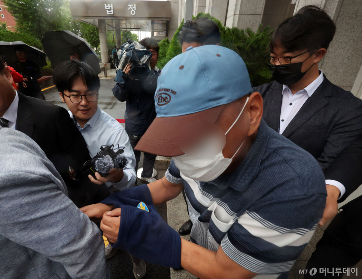 (전남광주=뉴스1) 박지현 기자 = 여고생 살해범 장윤기 사건 관련 공무상비밀누설과 증거인멸 혐의를 받는 광산경찰서 소속 A 강력팀장이 8일 오전 구속 전 피의자 심문(영장실질심사)을 마치고 법정을 나서고 있다. 2026.7.8/뉴스1 Copyright © 뉴스1. All rights reserved. 무단 전재 및 재배포, AI학습 이용 금지. /사진=(전남광주=뉴스1) 박지현 기자