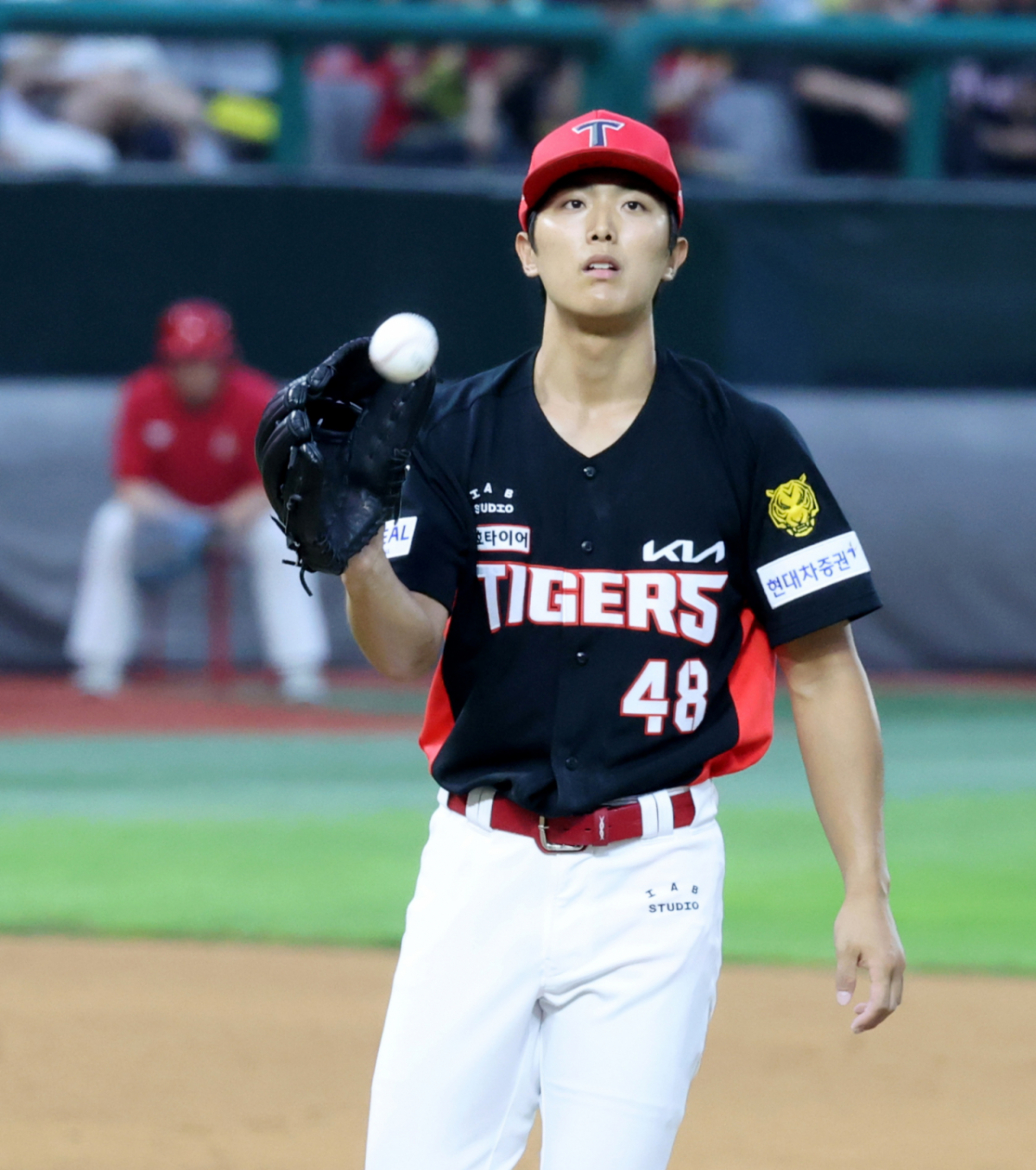 KIA 타이거즈 투수 이의리가 17일 인천 SSG랜더스필드에서 열린 SSG 랜더스와 2026 신한 SOL KBO리그 방문경기에서 4회말 2사 1루에서 구원 등판해 투구를 준비하고 있다. /사진=강영조 선임기자
