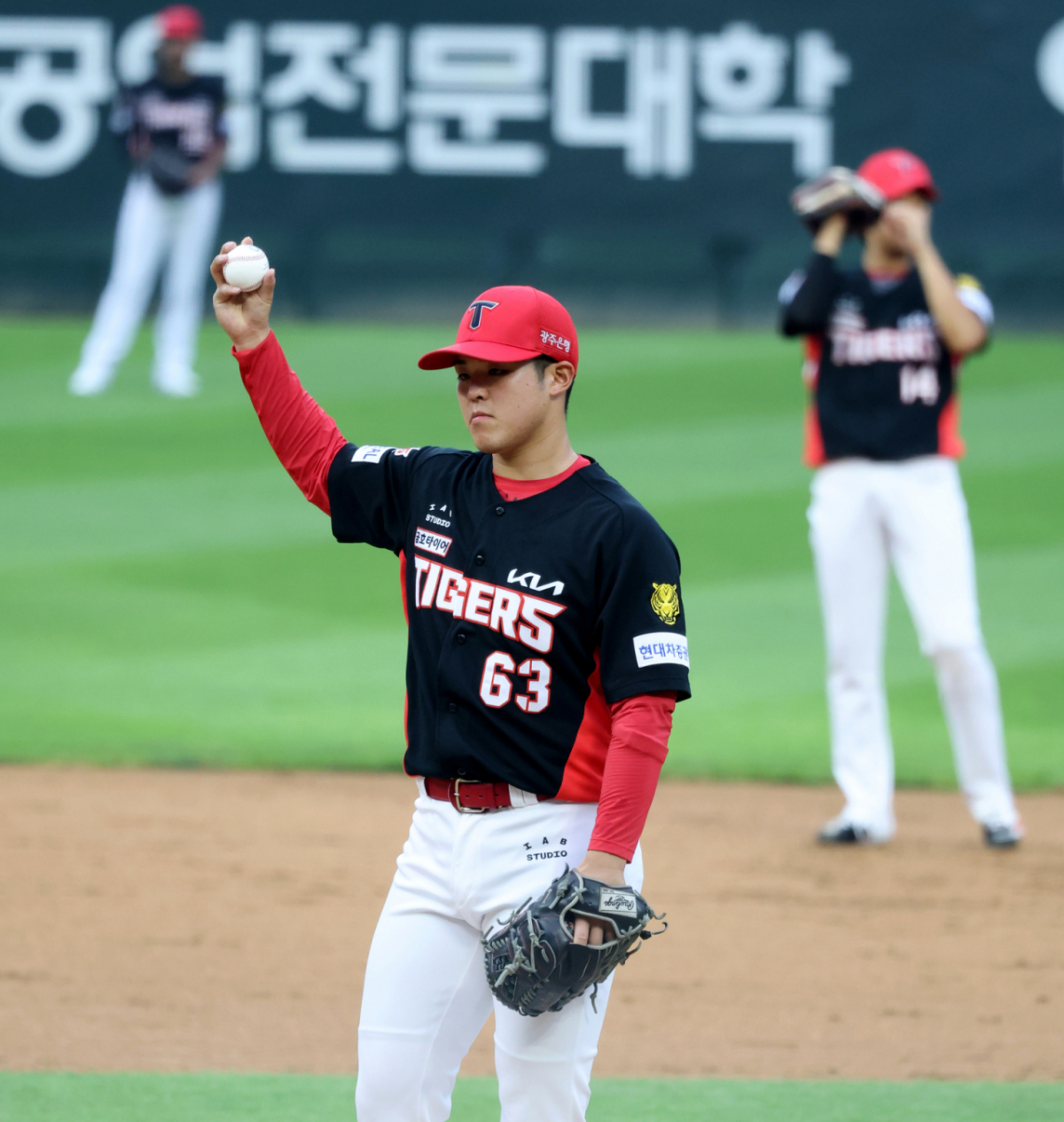 KIA 타이거즈 투수 시라카와 게이쇼가 17일 인천 SSG랜더스필드에서 열린 2026 신한 SOL KBO리그 SSG 랜더스와 방문경기에서 선발 등판해 투구를 준비하고 있다. /사진=강영조 선임기자