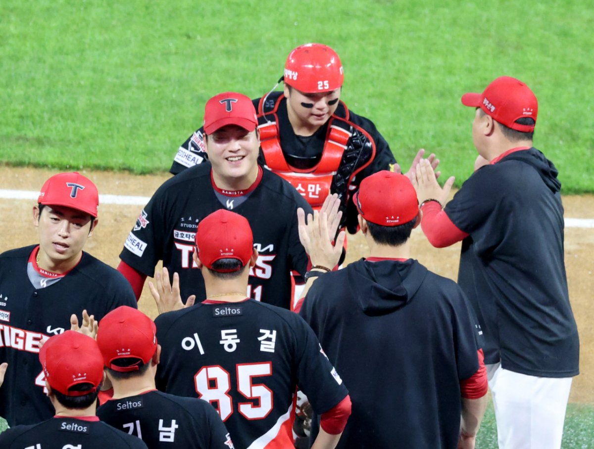 KIA 타이거즈 투수 조상우(왼쪽에서 2번째)가 17일 인천 SSG랜더스필드에서 열린 2026 신한 SOL KBO리그 SSG 랜더스와 방문경기에서 마무리 투수로 등판해 팀 승리를 지켜낸 뒤 코칭스태프와 하이파이브를 하고 있다. /사진=강영조 선임기자