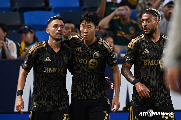 LAFC의 선제골 직후 손흥민(가운데)의 모습. /AFPBBNews=뉴스1