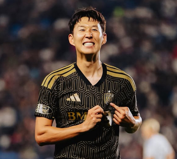 손흥민이 18일(한국시간) 미국 캘리포니아주 LA의 디그니티 헬스 스포츠 파크에서 열린 LAFC 대 LA 갤럭시의 '2026 미국 프로축구 메이저리그사커(MLS)' 정규리그 16라운드에서 골 세리머니를 하고 있다. /사진=LAFC 공식 SNS 갈무리