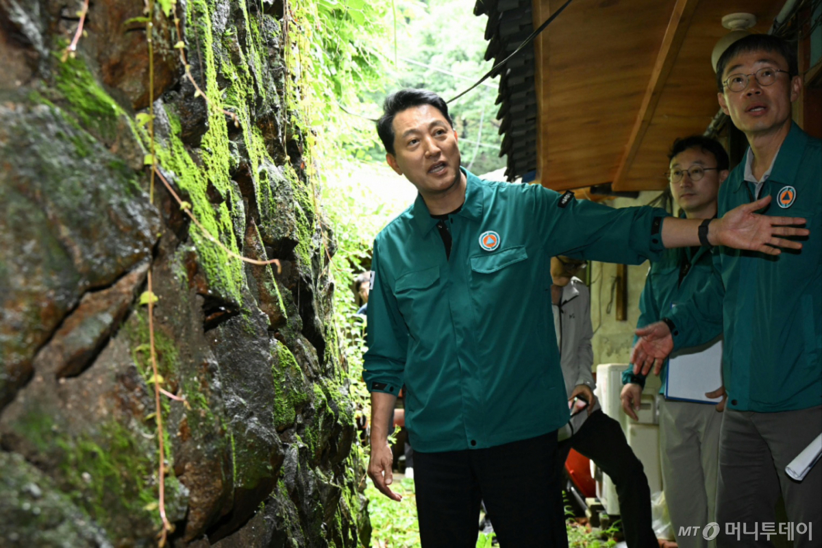 (서울=뉴스1) = 오세훈 서울시장이 18일 서울 은평구 약수사를 찾아 산사태 방지 시설을 점검하고 있다. (서울시 제공. 재판매 및 DB 금지) 2026.7.18/뉴스1 Copyright © 뉴스1. All rights reserved. 무단 전재 및 재배포, AI학습 이용 금지. /사진=(서울=뉴스1)