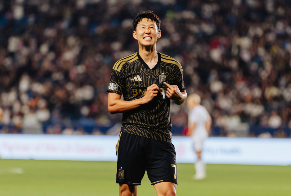 LAFC 손흥민이 18일(한국시간) 미국 캘리포니아주 카슨의 디그니티 헬스 스포츠파크에서 열린 LA갤럭시와의 2026 미국 메이저리그사커(MLS) 정규리그 32라운드 원정 경기에서 골을 터뜨린 뒤 엠블럼 세리머니를 하고 있다. /사진=LAFC SNS 캡처