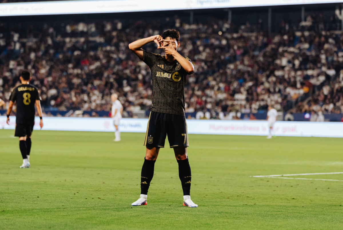 LAFC 손흥민이 18일(한국시간) 미국 캘리포니아주 카슨의 디그니티 헬스 스포츠파크에서 열린 LA갤럭시와의 2026 미국 메이저리그사커(MLS) 정규리그 32라운드 원정 경기에서 골을 터뜨린 뒤 찰칵 세리머니를 하고 있다. /사진=LAFC SNS 캡처