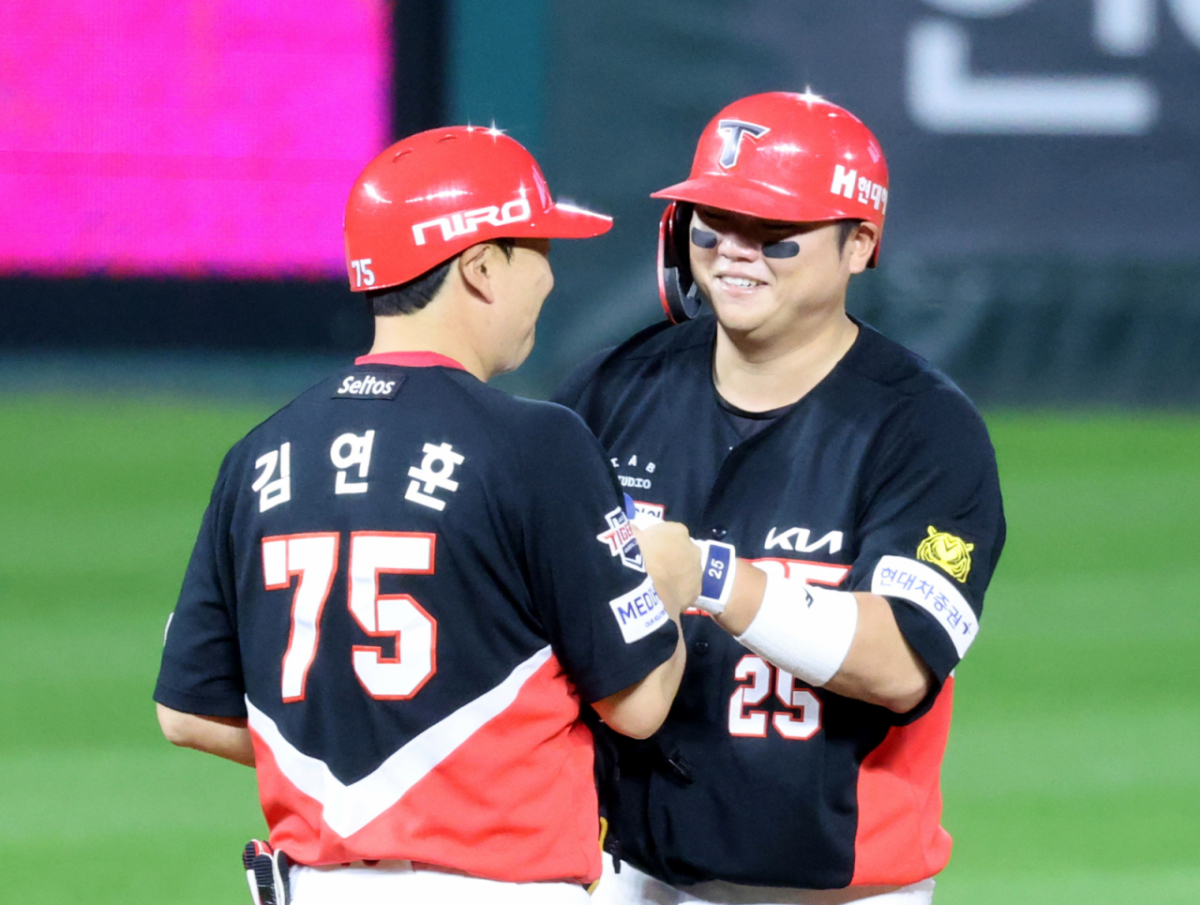 KIA 타이거즈 한준수(오른쪽)가 18일 인천 SSG랜더스필드에서 열린 SSG 랜더스와 2026 신한 SOL KBO리그 방문경기에서 8회초 2타점 적시타를 날리고 김연훈 코치와 하이파이브를 하고 있다. /사진=강영조 선임기자