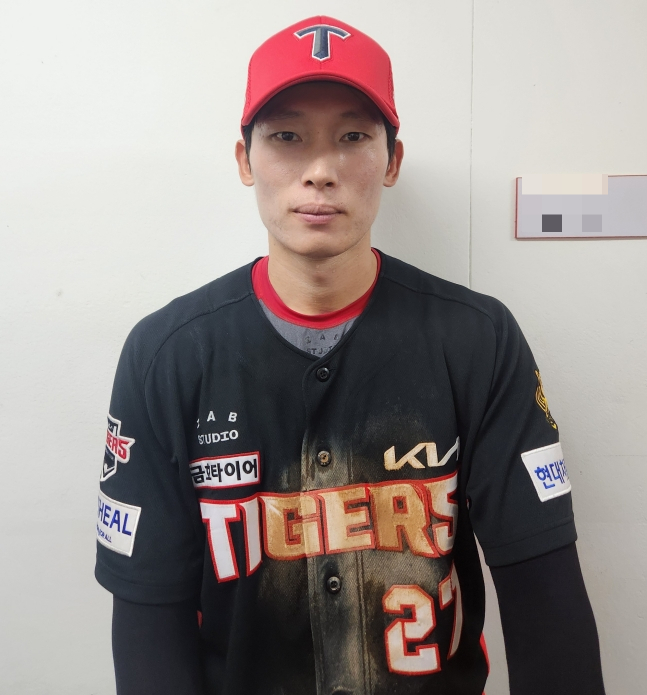 KIA 타이거즈 김호령이 18일 인천 SSG랜더스필드에서 열린 SSG 랜더스와 2026 신한 SOL KBO리그 방문경기에서 호수비와 3안타 3득점 맹활약으로 팀 승리를 이끈 뒤 취재진과 인터뷰를 하고 있다. /사진=안호근 기자