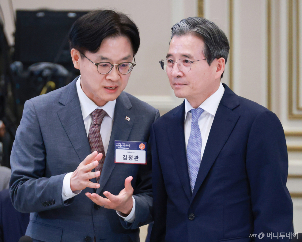 (서울=뉴스1) 허경 기자 = 김정관 산업통상부 장관과 김용범 정책실장이 13일 청와대 영빈관에서 열린 2026년 국가재정전략회의에서 대화하고 있다. 2026.7.13/뉴스1 Copyright © 뉴스1. All rights reserved. 무단 전재 및 재배포, AI학습 이용 금지. /사진=(서울=뉴스1) 허경 기자