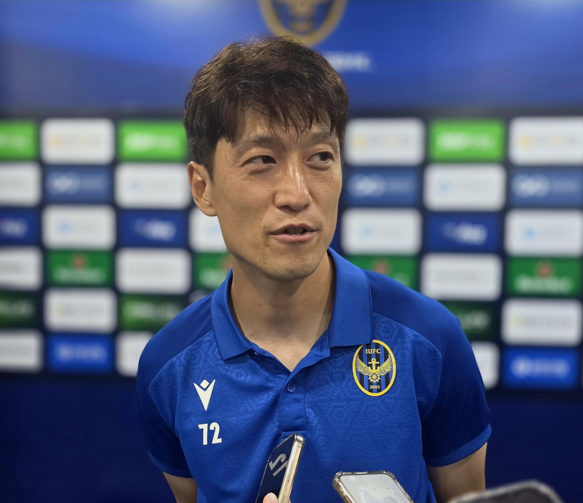 인천 유나이티드 이청용이 18일 인천축구전용경기장에서 열린 전북 현대전을 마친 뒤 공동 취재구역에서 취재진과 만나 인터뷰하고 있다. /사진=김명석 기자