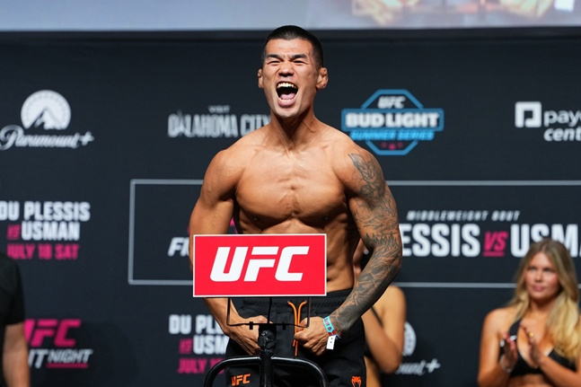 고석현이 18일 'UFC 파이트 나이트: 뒤 플레시 vs 우스만' 웰터급(77.1㎏) 매치를 하루 앞두고 열린 계체에서 통과한 뒤 포즈를 취하고 있다. /사진=UFC 제공