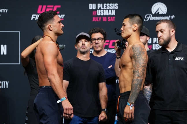고석현(오른쪽)이 18일 'UFC 파이트 나이트: 뒤 플레시 vs 우스만' 웰터급(77.1㎏) 매치를 하루 앞두고 열린 계체에서 통과한 뒤 장폴 레보스노야니와 페이스 오프를 하고 있다. /사진=UFC 제공