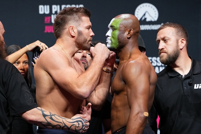드리퀴스 뒤 플레시(왼쪽)와 카마루 우스만이 18일 'UFC 파이트 나이트: 뒤 플레시 vs 우스만' 메인 이벤트 경기를 하루 앞두고 계체 통과 후 페이스 오프를 하고 있다. /사진=UFC 제공