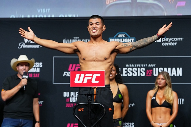 고석현이 18일 'UFC 파이트 나이트: 뒤 플레시 vs 우스만' 웰터급(77.1㎏) 매치를 하루 앞두고 열린 계체에서 통과한 뒤 포즈를 취하고 있다. /사진=UFC 제공