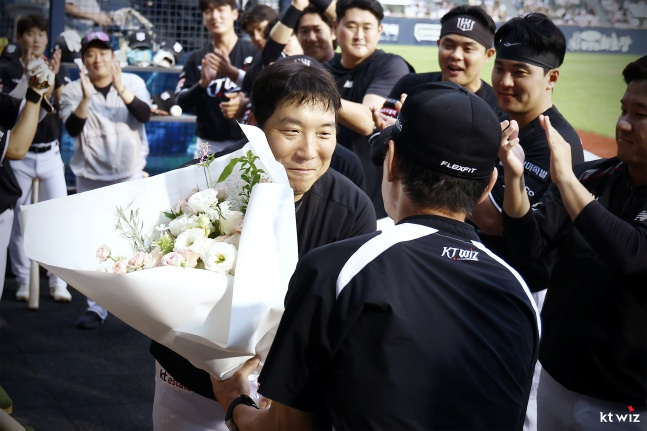 KT 김현수(왼쪽)가 18일 잠실 LG전에서 KBO 최초 17시즌 연속 100안타 대기록을 달성하고 이강철 KT 감독에게 축하받고 있다. /사진=KT 위즈 제공