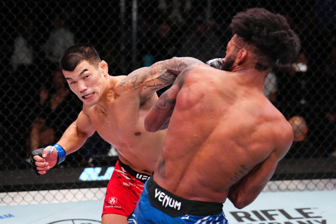 지난 필 로와 경기 때 주먹을 꽂아넣고 있는 고석현(왼쪽). /사진=UFC 제공