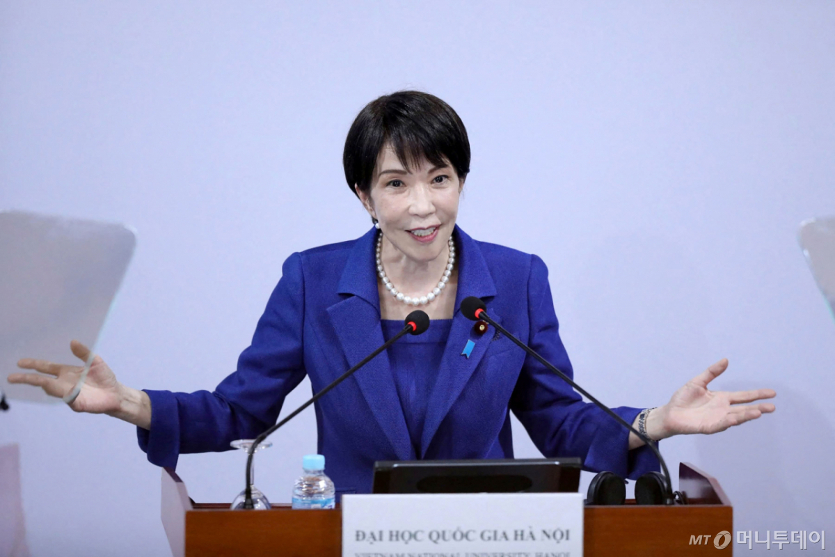 (하노이 AFP=뉴스1) 2일(현지시간) 다카이치 사나에 일본 총리가 베트남 하노이의 하노이 국립대에서 강연하고 있다. 2026.05.02 ⓒ AFP=뉴스1 Copyright © 뉴스1. All rights reserved. 무단 전재 및 재배포, AI학습 이용 금지. /사진=(하노이 AFP=뉴스1) 김지완 기자