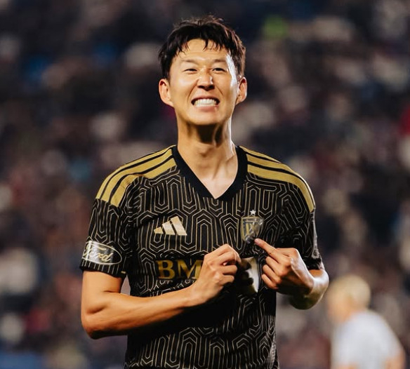 손흥민이 18일(한국시간) 미국 캘리포니아주 LA의 디그니티 헬스 스포츠 파크에서 열린 LAFC 대 LA 갤럭시의 '2026 미국 프로축구 메이저리그사커(MLS)' 정규리그 16라운드에서 골 세리머니를 하고 있다. /사진=LAFC 공식 SNS 갈무리