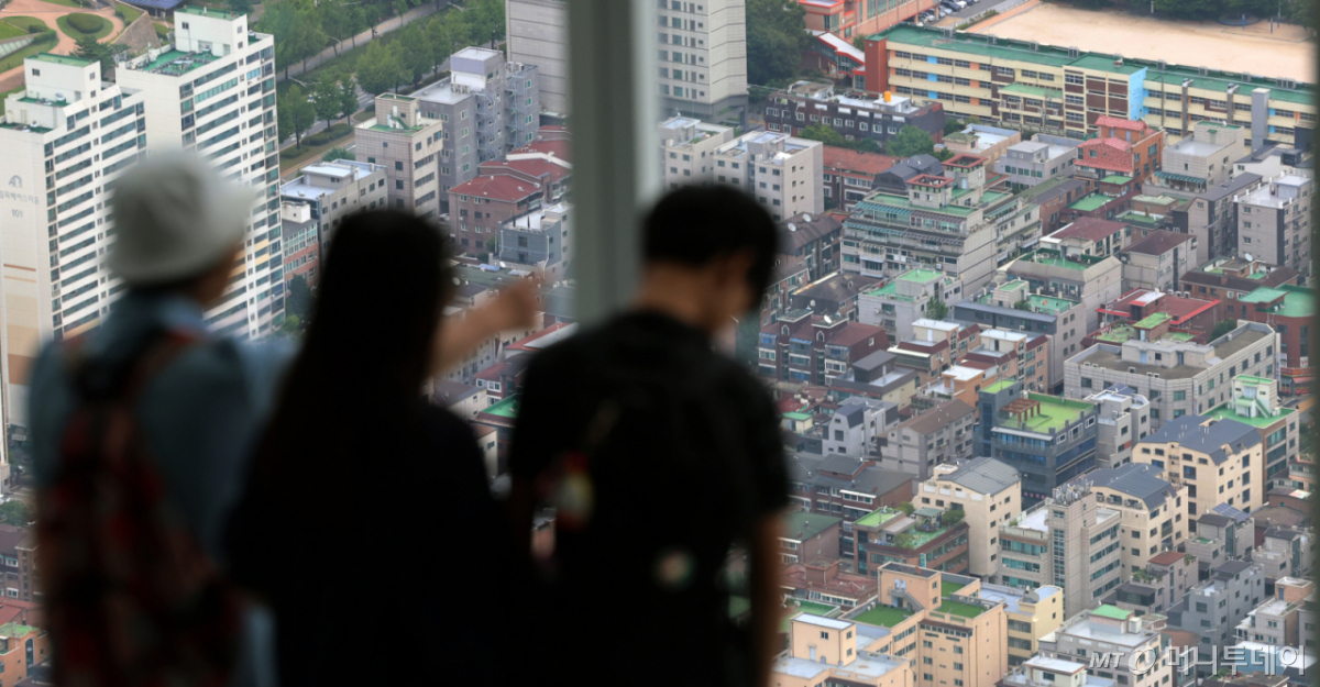 13일 서울 송파구 롯데월드타워 전망대 서울스카이에서 빌라 밀집 지역이 내려다보이고 있다. 서울 아파트 전세 매물이 급감하면서 상대적으로 가격이 낮은 빌라로 매수 수요가 이동하는 것으로 나타났다. 한국부동산원에 따르면 지난 5월 서울 연립·다세대주택 매매수급지수는 109.0을 기록했다. 임대차 3법 시행 여파로 전세난이 확산했던 2021년 9월(113.3) 이후 4년 8개월 만에 가장 높은 수치다. /사진=뉴시스