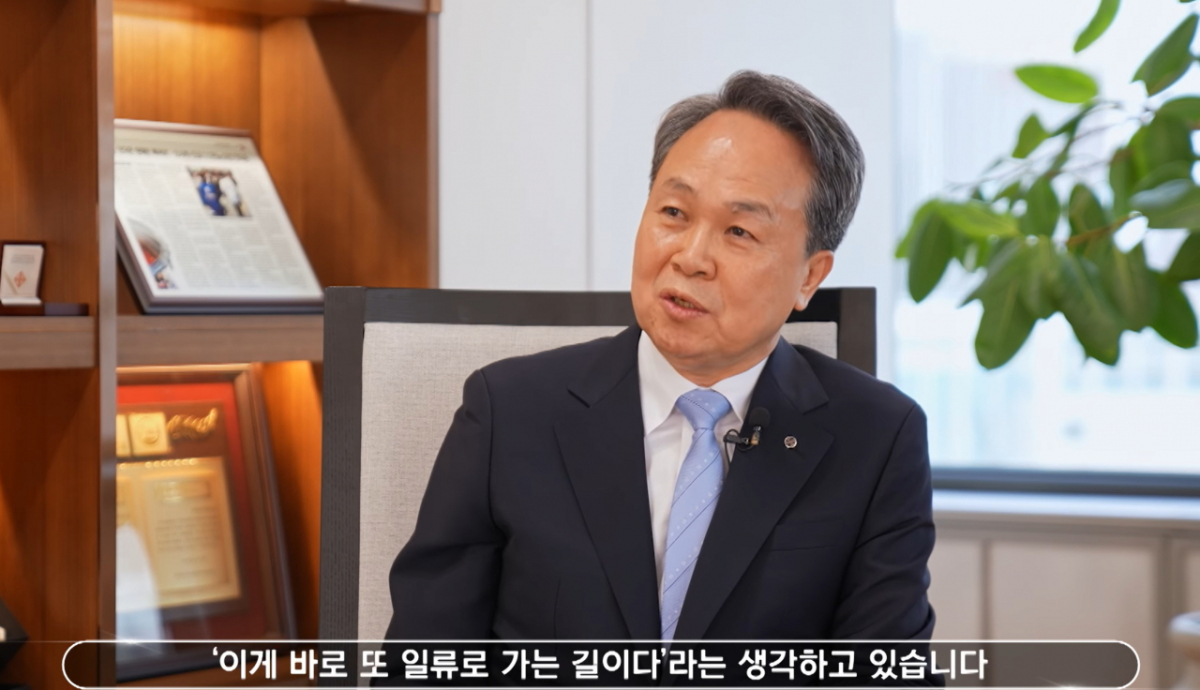 진옥동 신한금융그룹 회장이 유튜브 채널 삼프로TV가 공개한 다큐멘터리 '금융보국의 꿈 3부'에 출연해 인터뷰를 하고 있다./사진=유튜브채널 '삼프로TV'