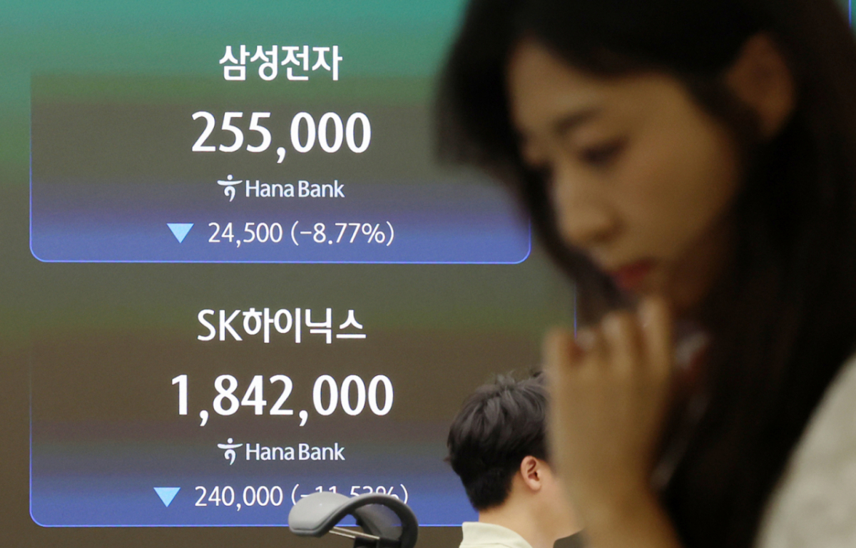 코스피가 전 거래일보다 463.81포인트(6.37%) 하락한 6820.60에 마감한 16일 서울 중구 하나은행 딜링룸 전광판에 삼성전자와 SK하이닉스 주가가 표시되고 있다. /사진=뉴시스