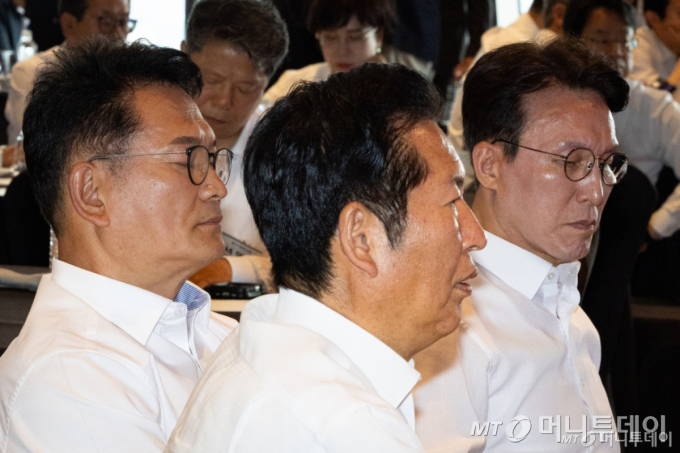 정청래 전 더불어민주당 대표와 송영길 전 대표, 김민석 전 총리가 3일 서울 용산구 서울드래곤시티에서 열린 22대 후반기 국회 대비 더불어민주당 국회의원 워크숍에서 한병도 대표 직무대행의 인사말을 경청하고 있다./사진=뉴스1