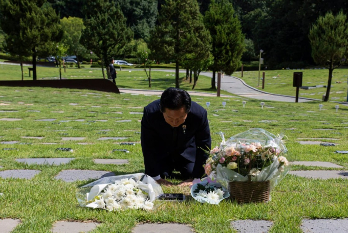 정청래 전 더불어민주당 대표가 19일 SNS에 이해찬 전 총리의 묘소를 참배하며 올린 사진. /사진=정청래 전 대표 페이스북