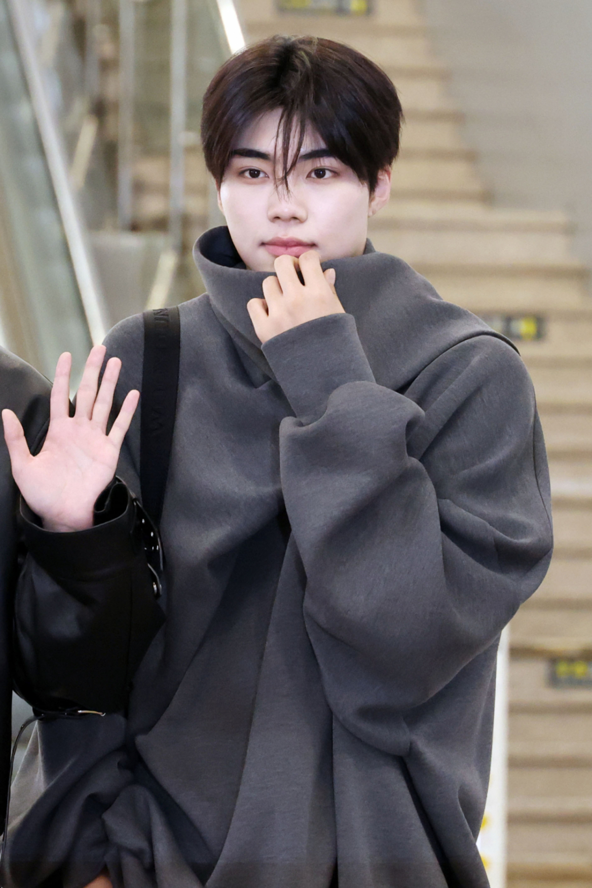 그룹 제로베이스원(ZEROBASEONE) 박건욱이 일본 일정 차 22일 오후 김포국제공항을 통해 출국하고 있다. 2025.10.22 /사진=임성균 tjdrbs23@