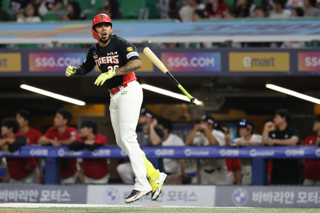 KIA 타이거즈 헤럴드 카스트로가 19일 인천 SSG랜더스필드에서 열린 SSG 랜더스와 2026 신한 SOL KBO리그 원정경기에서 8회초 쐐기 투런 홈런을 날리고 기뻐하고 있다. /사진=KIA 타이거즈 제공