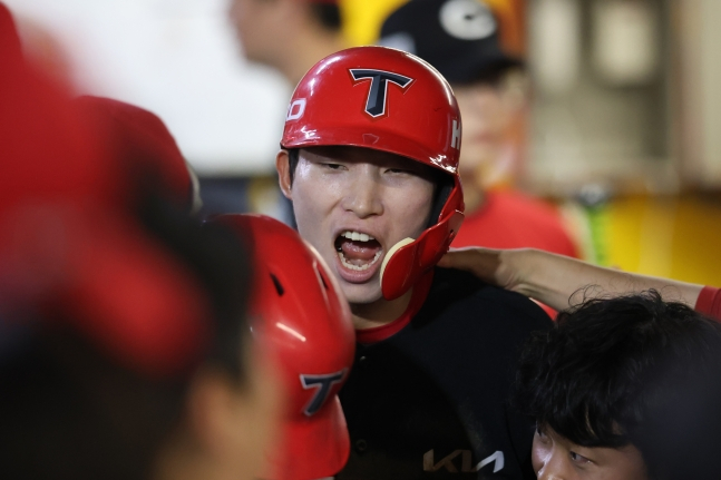 KIA 타이거즈 김호령이 19일 인천 SSG랜더스필드에서 열린 SSG 랜더스와 2026 신한 SOL KBO리그 원정경기에서 8회초 득점한 뒤 기뻐하고 있다. /사진=KIA 타이거즈 제공