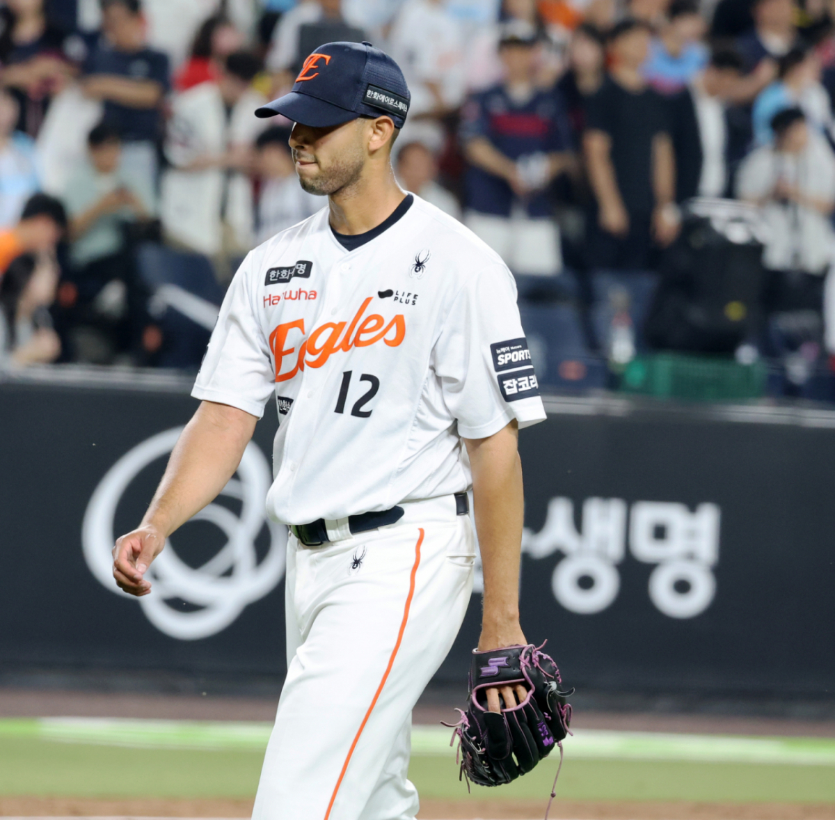한화 이글스 윌켈 에르난데스가 5월 19일 롯데 자이언츠전 6회초 주자를 내보내고 교체되고 있다. /사진=강영조 선임기자