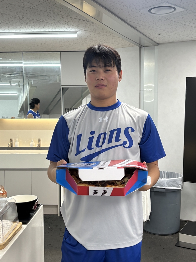 19일 롯데 자이언츠전을 앞두고 1군과 2군 선수단에게 피자를 쏜 김백산. /사진=삼성 라이온즈