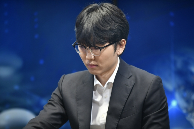 신진서 9단이 19일 서울 중구 한국경제TV 스튜디오에서 열린 '쎈수학ㆍ한경 기신전' 2국에서 착수하고 있다. /사진=한국기원 제공