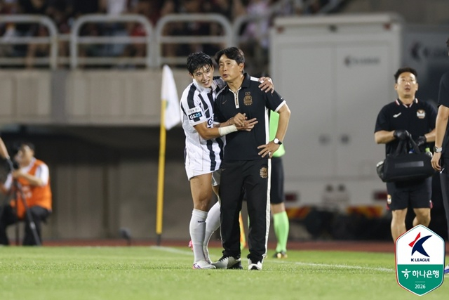 FC서울 정승원과 김기동 감독(오른쪽). /사진=한국프로축구연맹 제공