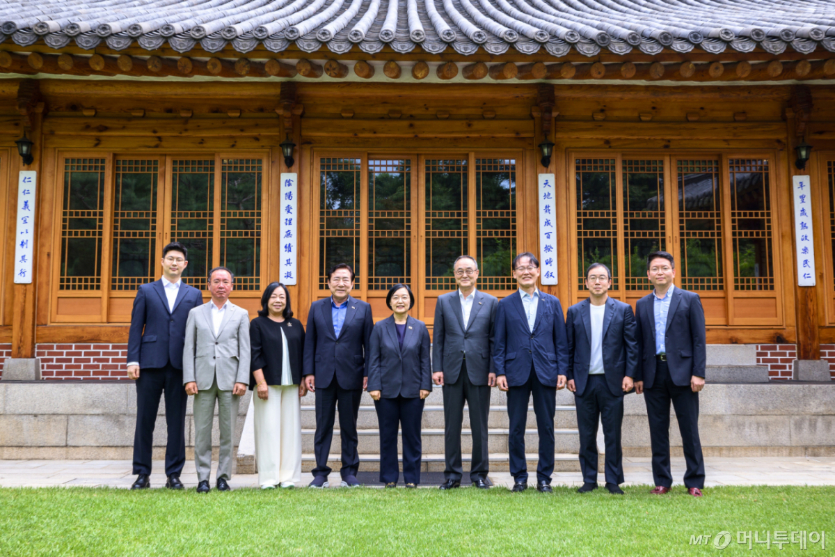 한성숙 국무총리가 19일 서울 종로구 국무총리 서울공관에서 열린 중소기업협단체 오찬간담회에서 김기문 중소기업중앙회장을 비롯한 참석자들과 기념촬영을 하고 있다./사진=뉴스1