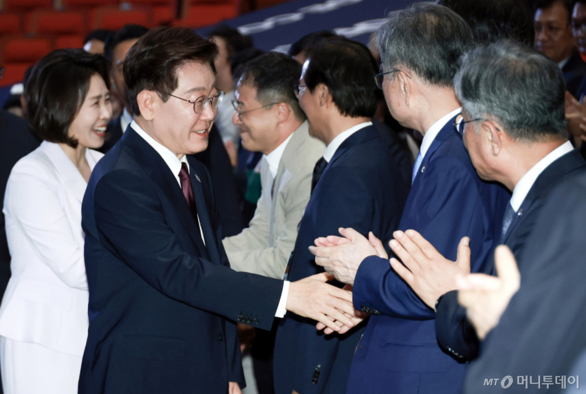 [부산=뉴시스] 김진아 기자 = 이재명 대통령과 김혜경 여사가 19일 부산에서 열린 제48차 유네스코 세계유산위원회 개회식에 입장하며 참석자들과 악수를 하고 있다. 2026.07.19. bluesoda@newsis.com /사진=조성봉