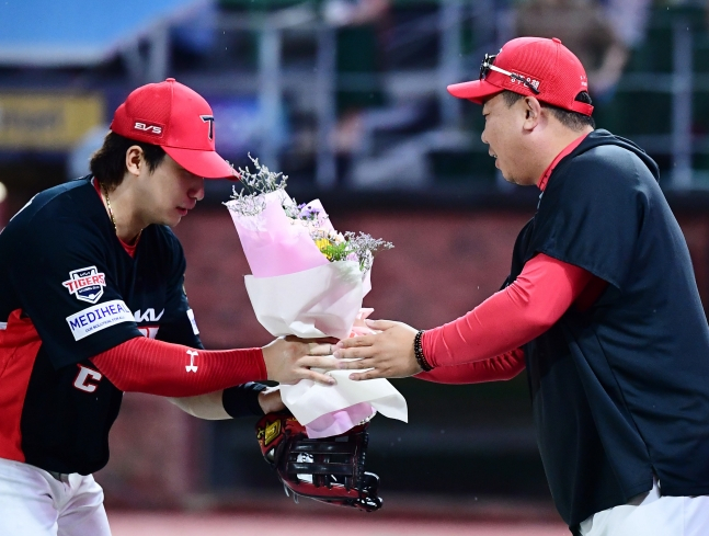 이범호 KIA 타이거즈 감독(오른쪽)이 19일 인천 SSG랜더스필드에서 열린 SSG 랜더스와 2026 신한 SOL KBO리그 방문경기에서 9-5로 승리로 통산 200승을 달성한 뒤 나성범으로부터 축하 꽃다발을 건네받고 있다. /사진=KIA 타이거즈 제공