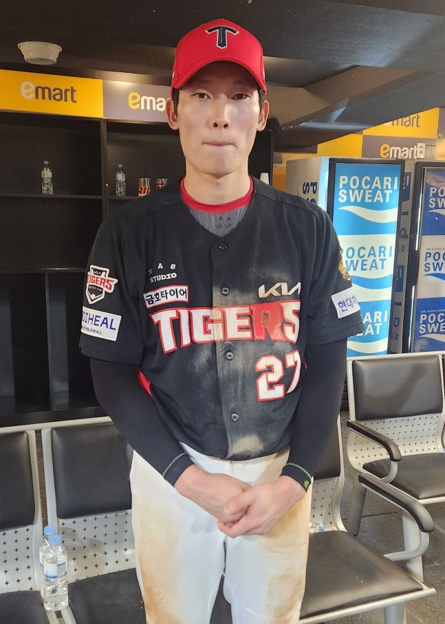 KIA 타이거즈 김호령이 19일 인천 SSG랜더스필드에서 열린 SSG 랜더스와 2026 신한 SOL KBO리그 방문경기에서 2타점 결승타로 팀을 승리로 이끈 뒤 취재진과 인터뷰를 하고 있다. /사진=안호근 기자