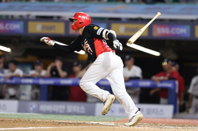 KIA 타이거즈 김호령이 19일 인천 SSG랜더스필드에서 열린 SSG 랜더스와 2026 신한 SOL KBO리그 방문경기에서 8회초 2타점 결승타를 날리고 있다. /사진=KIA 타이거즈 제공