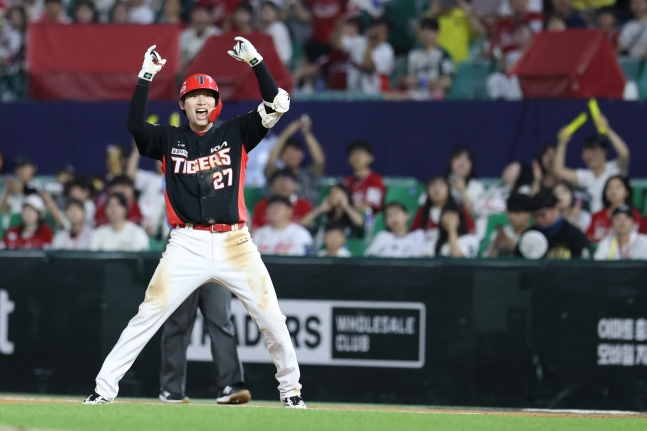 KIA 타이거즈 김호령이 19일 인천 SSG랜더스필드에서 열린 SSG 랜더스와 2026 신한 SOL KBO리그 방문경기에서 8회초 2타점 결승타를 날린 뒤 포효하고 있다. /사진=KIA 타이거즈 제공