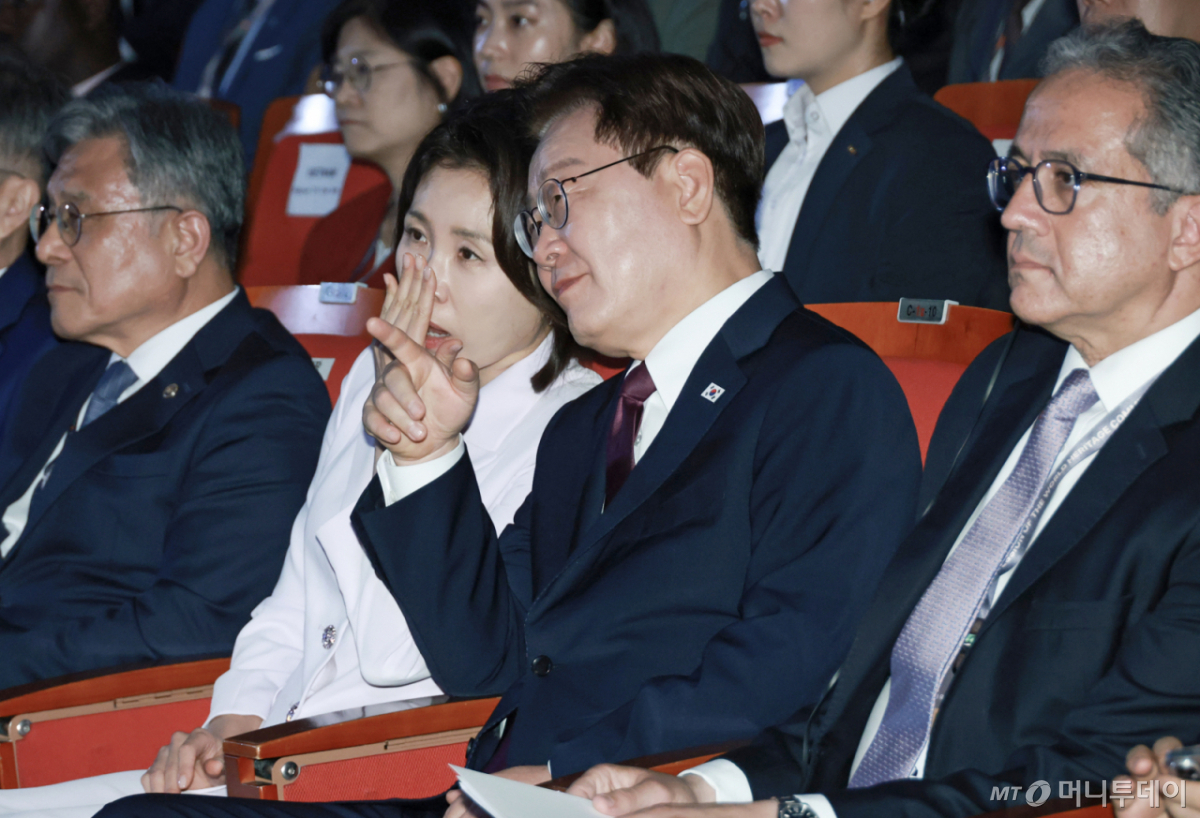 [부산=뉴시스] 김진아 기자 = 이재명 대통령과 김혜경 여사가 19일 부산에서 열린 제48차 유네스코 세계유산위원회 개회식에서 대화를 하고 있다. 왼쪽부터 허민 국가유산청장, 김 여사, 이 대통령, 칼레드 엘에나니 유네스코 사무총장. 2026.07.19. bluesoda@newsis.com /사진=
