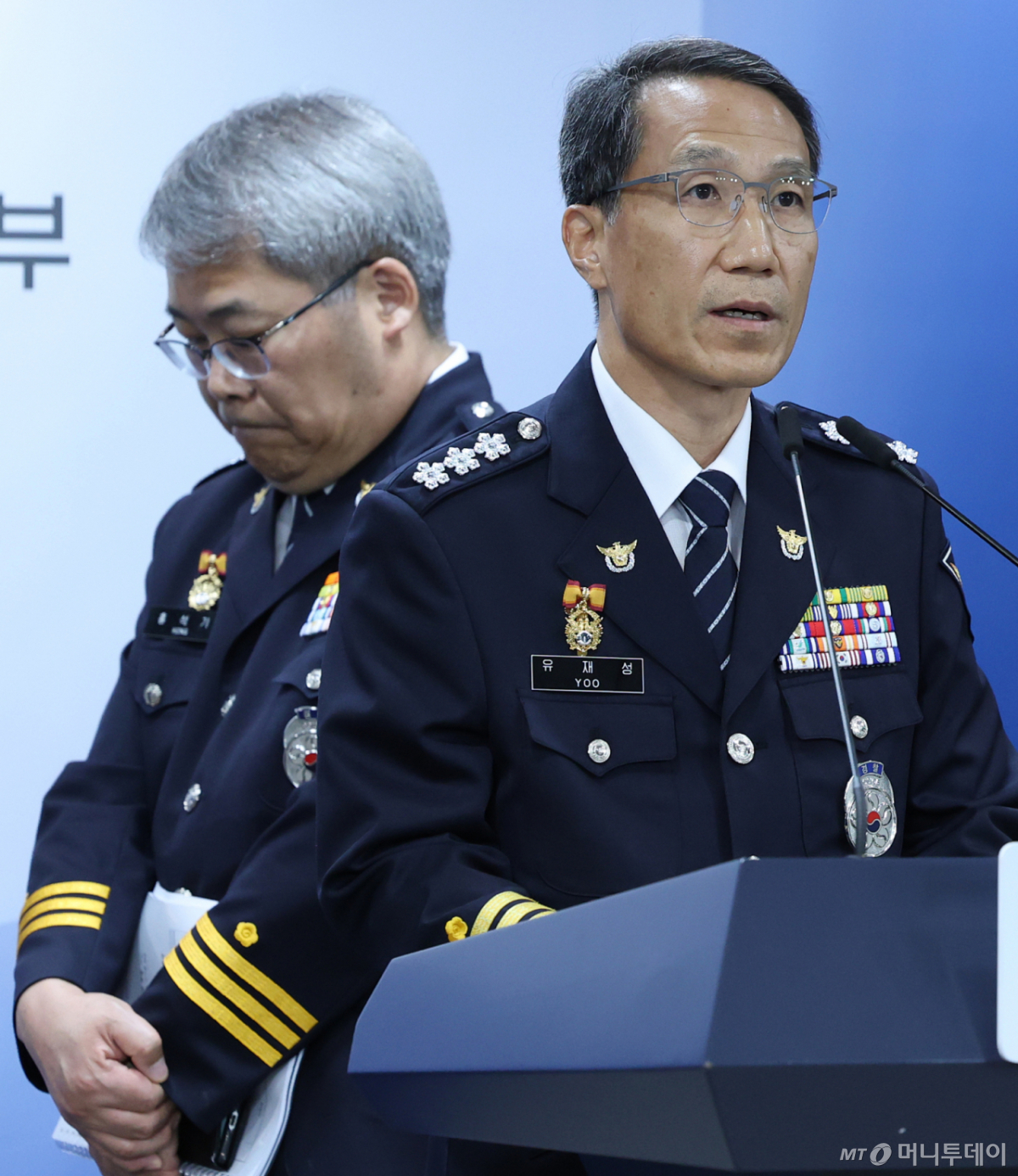 유재성 경찰청장 직무대행(오른쪽)과 홍석기 국가수사본부장이 지난 16일 오후 서울 종로구 정부서울청사 브리핑실에서 윤호중 행정안전부 장관의 경찰 수사 내부비리 근절 및 민주적 통제 강화방안 대국민 담화와 관련한 취재진의 질문에 답하고 있다. /사진=뉴스1