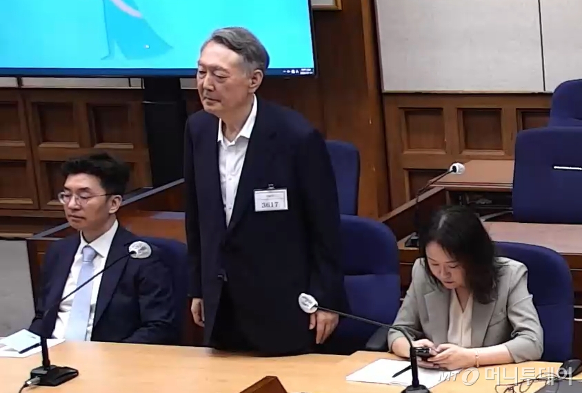 정치 브로커 명태균 씨로부터 무상으로 여론조사를 받은 혐의로 기소된 윤석열 전 대통령이 13일 서울 서초구 서울중앙지방법원에서 열린 1심 선고공판에서 선고 내용을 듣고 있다. 서울중앙지법 형사합의33부(부장판사 이진관)는 이날 정치자금법 위반 혐의로 재판에 넘겨진 윤 전 대통령에 대해 징역 2년을 선고하고 1390만여 원의 추징을 명령했다./사진=뉴스1.