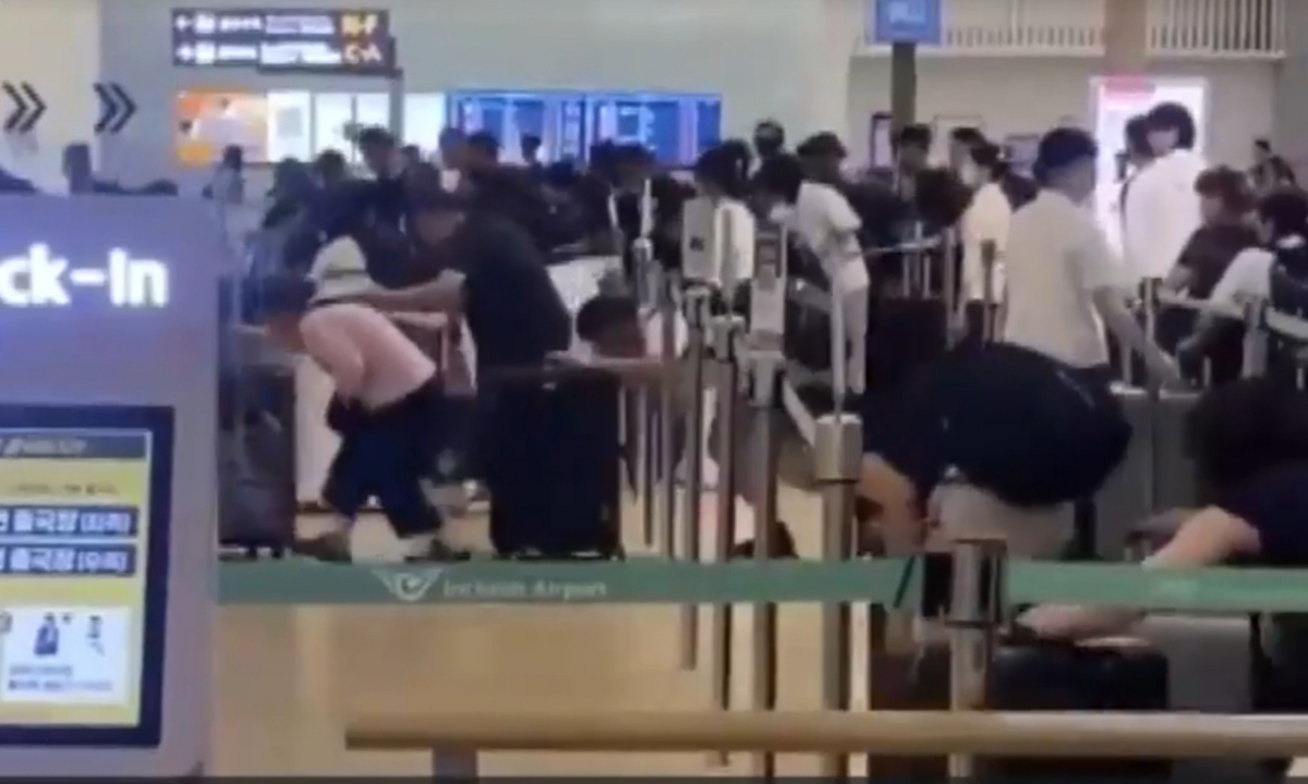 인천국제공항에서 중국인 승객들이 '집단 새치기'하는 상황이 잇따라 발생하면서 안내 직원까지 다치자 공항 당국이 대응에 나섰다./사진=인스타그램