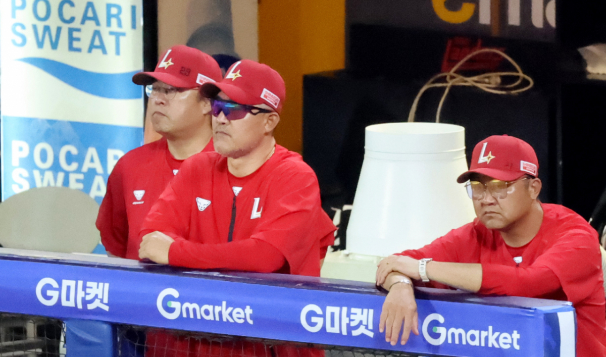 이숭용 SSG 랜더스 감독(가운데)이 6월 2일 키움 히어로즈와 홈경기를 지켜보고 있다. /사진=강영조 선임기자