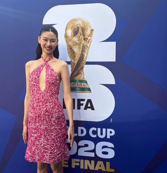 배우 정호연이 '2026 국제축구연맹(FIFA) 북중미 월드컵' 결승 무대에서 우승 트로피를 공개했다. 한국 배우가 월드컵 결승 무대에 선 건 이번이 처음이다./사진=BH엔터테인먼트