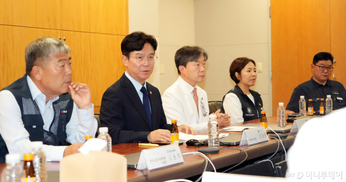 김영훈 고용노동부 장관이 16일 서울 서대문구 세브란스병원을 방문해 병원 노사 및 전문가와 함께 병원 업종 실노동시간 단축 및 건강한 근무 환경 조성을 위한 현장 간담회를 하고 있다. (사진=고용노동부 제공) /사진=뉴시스