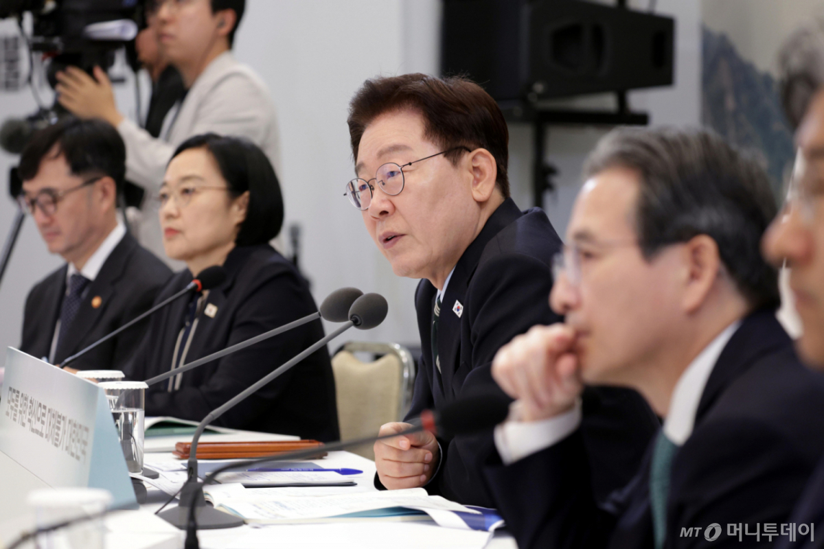 (서울=뉴스1) 허경 기자 = 이재명 대통령이 16일 청와대 영빈관에서 열린 과학기술정보통신부, 방송미디어통신위원회, 개인정보보호위원회 2차 업무보고에서 발언하고 있다. (청와대통신사진기자단) 2026.7.16/뉴스1 Copyright © 뉴스1. All rights reserved. 무단 전재 및 재배포, AI학습 이용 금지. /사진=(서울=뉴스1) 허경 기자